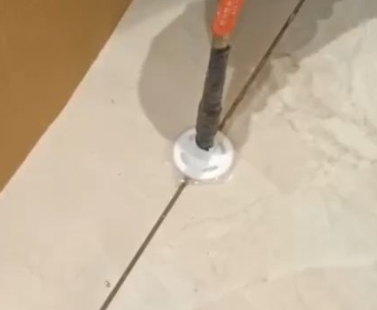措美瓷砖空鼓维修公司专业解答瓷砖在铺贴过程中，如果没有涂抹均匀到位的粘结材料（如水泥砂浆或瓷砖胶），可能会导致以下问题