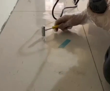 措美瓷砖开裂维修公司专业分享瓷砖在铺贴前如果没有沥干水分，将会导致以下问题